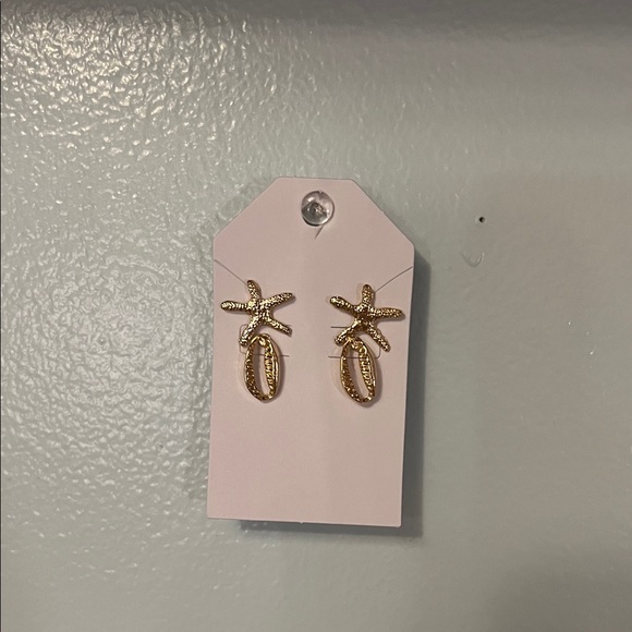Gold Starfish Earrings Set - Picture 1 of 1